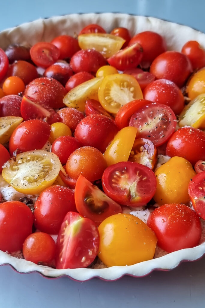 Die Tomatentarte ist bereit zum Backen.