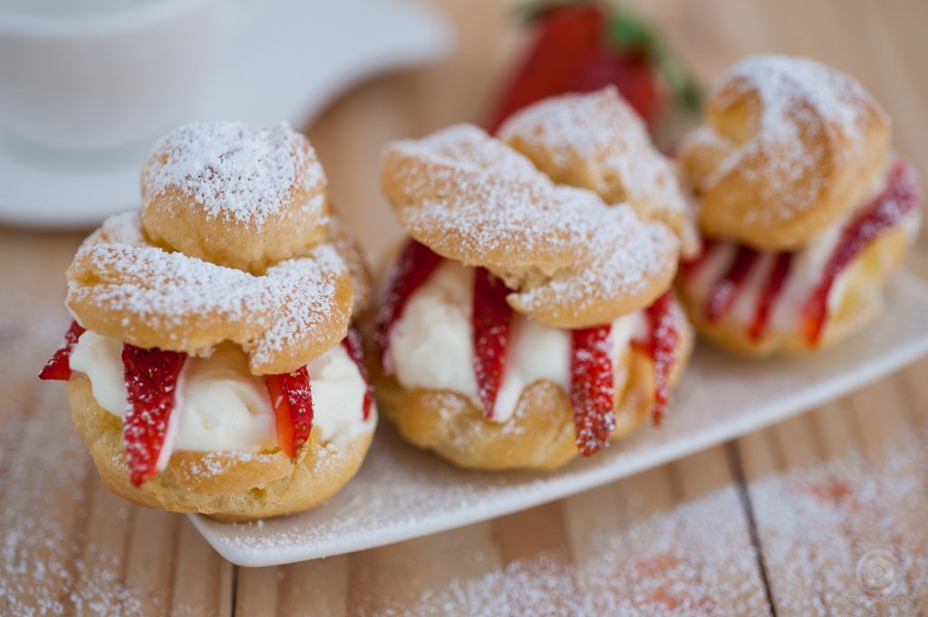 Windbeutel mit Erdbeeren, Sahne und Puderzucker