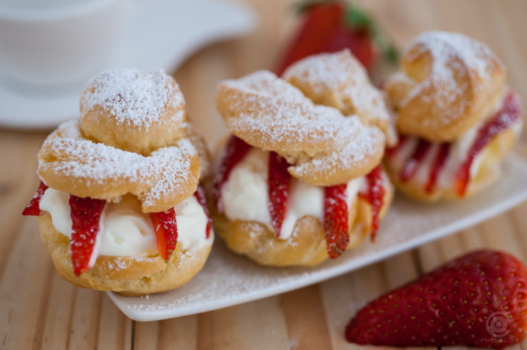 Luftig leichte Windbeutel mit Erdbeeren und Sahne hier das Rezept