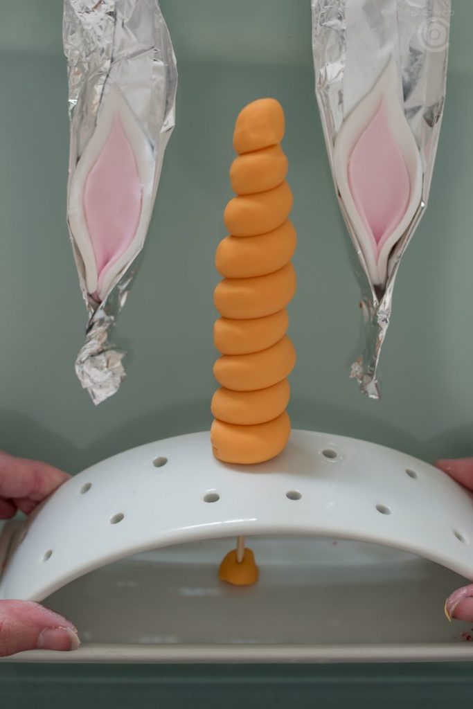 Einhorn-Torte Tag 1 - Fondant und Teig Rezepte-SilkesWelt.de Einhorntorte Herstellung Ohren und Horn