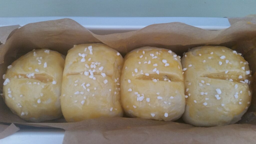 Brioche in Kastenform mit Hagelzucker