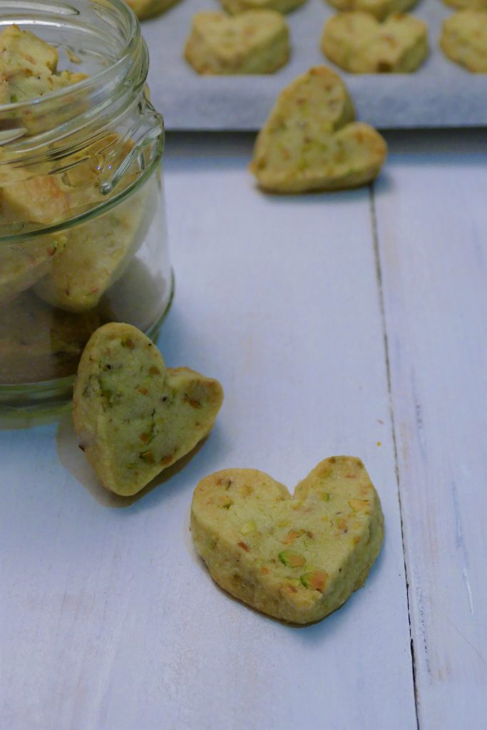 Fertig gebackene Pistazienkekse. Entdecke mein Rezept für Pistazien-Herz-Cookies
