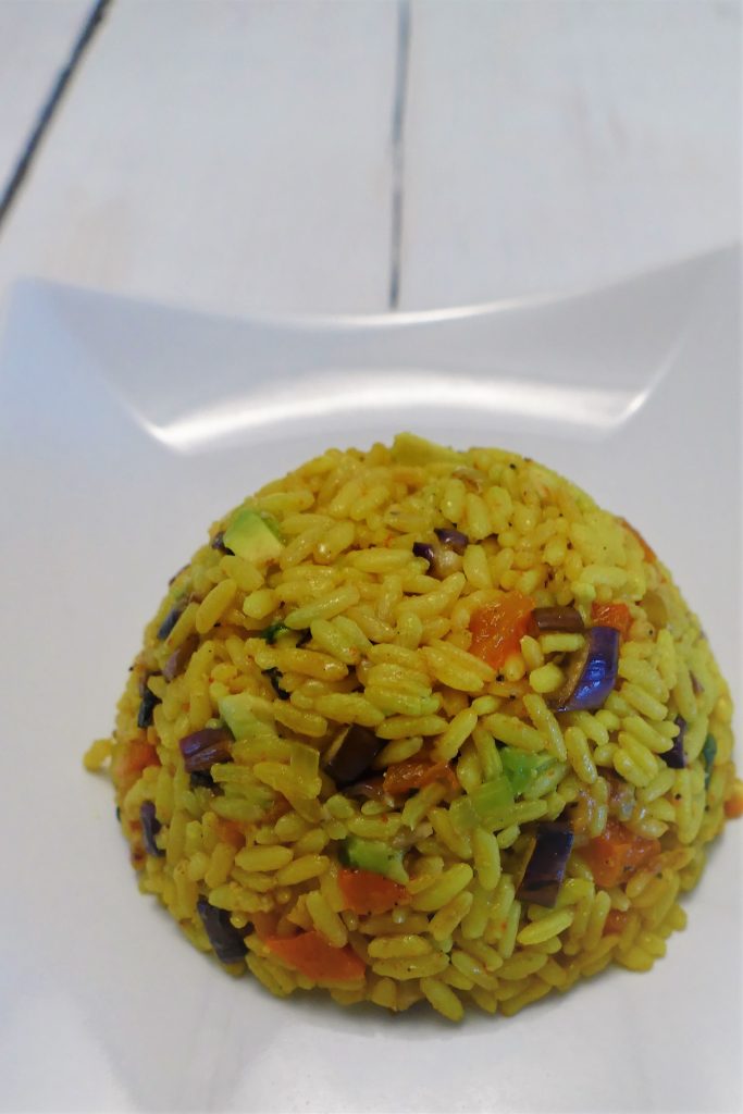 Bunter Reissalat Snack, wenn noch Gemüse- oder Salatreste im Kühlschrank liegen – so wird nichts verschwendet und der Salat ist frisch und abwechslungsreich. 