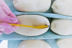 Weizenbrötchen schneiden