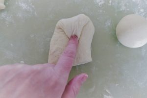 Weizebnbroetchenteig falten die Ecken einklappen