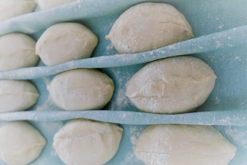 Weizenbrötchen wie von einem guten Bäcker, schnell gemacht.