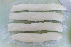 Weizenbroetchenteig in Streifen