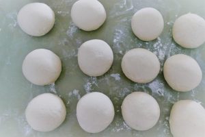 Weizenbroetchenteig rund wirken
