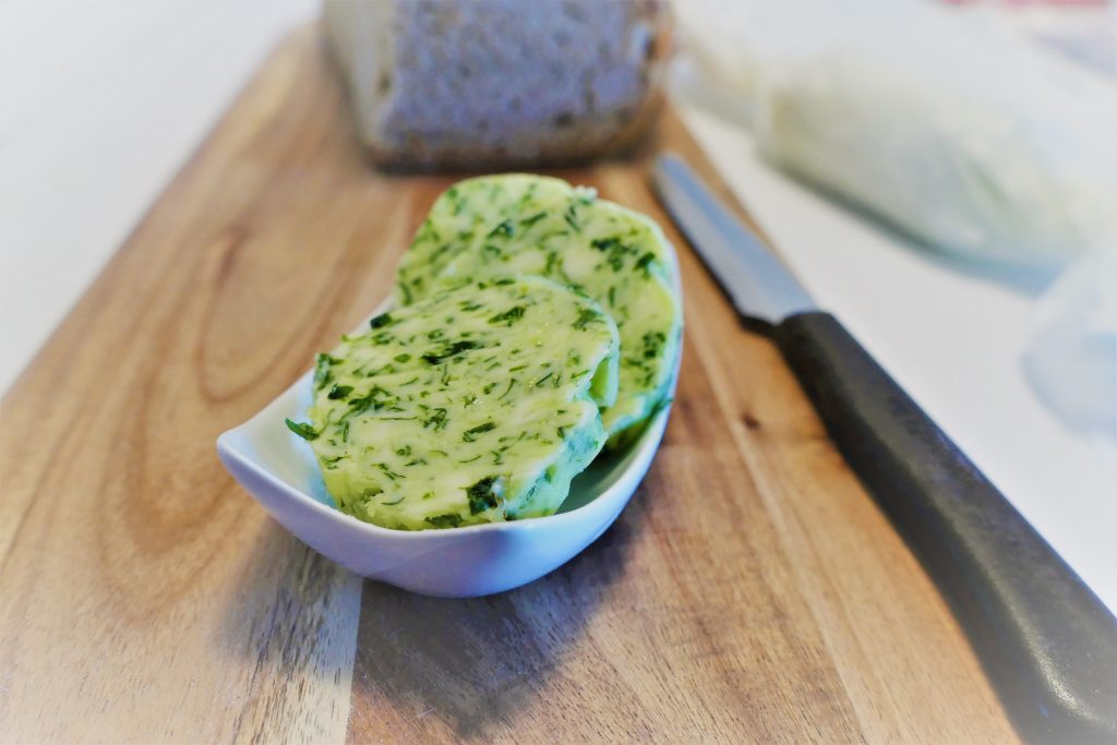 Streichzarte Bärlauchbutter selbst herstellen und sie gut ausbewahren.