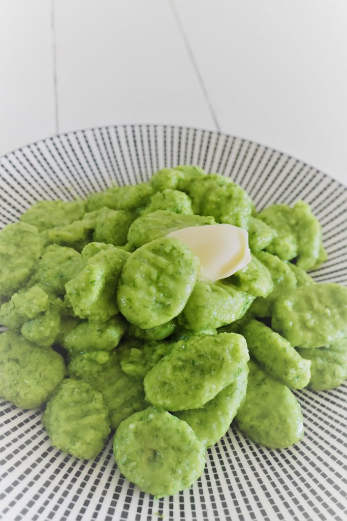 Einfach Bärlauchgnocchi selber machen Rezepte-SilkesWelt.de Gnocchi sind lecker, aber Bärlauchgnocchi setzen dem Geschmackserlebnis die Krone auf. Sie eignen sich hervorragend als Beilage oder als Hauptgericht. Schau, wie einfach sie gemacht werden.