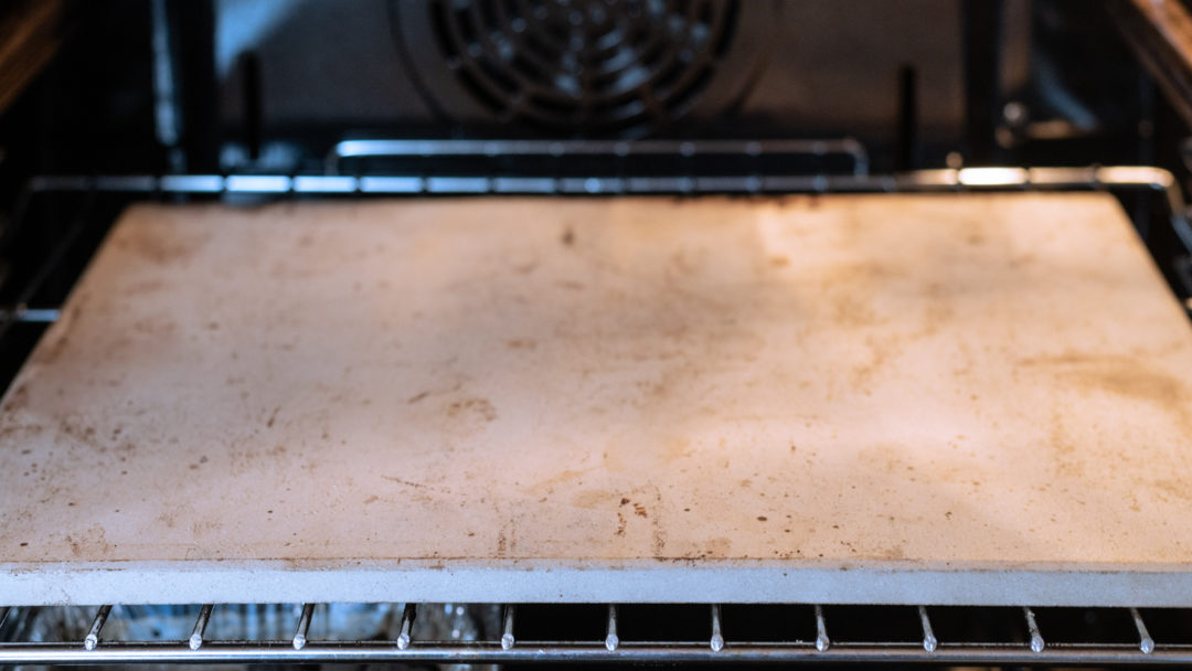 Ein Pizzastein im Backofen. UnbedingtRezepteSilkesWelt.de