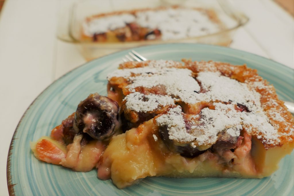 Kirsch-Clafoutis der Kuchen oder ein Dessert aus Frankreich