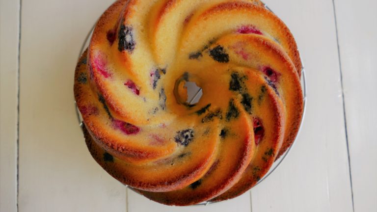 saftiger Buttermilch Guglhupf mit Heidelbeeren
