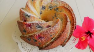 saftiger Buttermilch Guglhupf mit Heidelbeeren