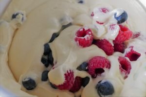 saftiger Buttermilch Guglhupf mit Heidelbeeren