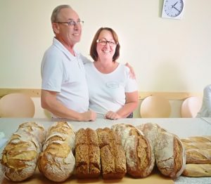 Brotbäcker Dirks mit Ehefrau im Brotbackkurs