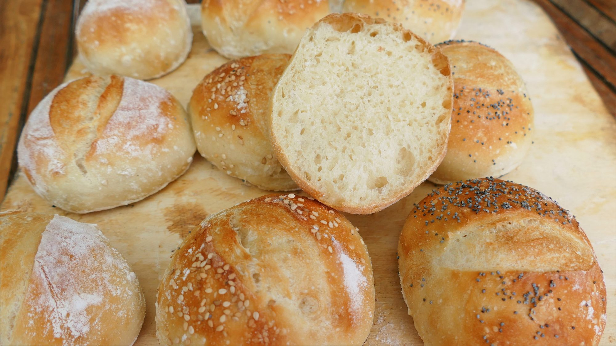 Einfache Brötchen mit nur 4 Zutaten, schnell gemacht und lecker