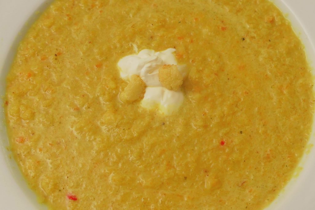 Meine geröstete Blumenkohlsuppe ist nicht nur ein Genuss für den Gaumen, sondern auch ein Fest für die Augen. Sie ist herrlich gelb und alles andere als langweilig.