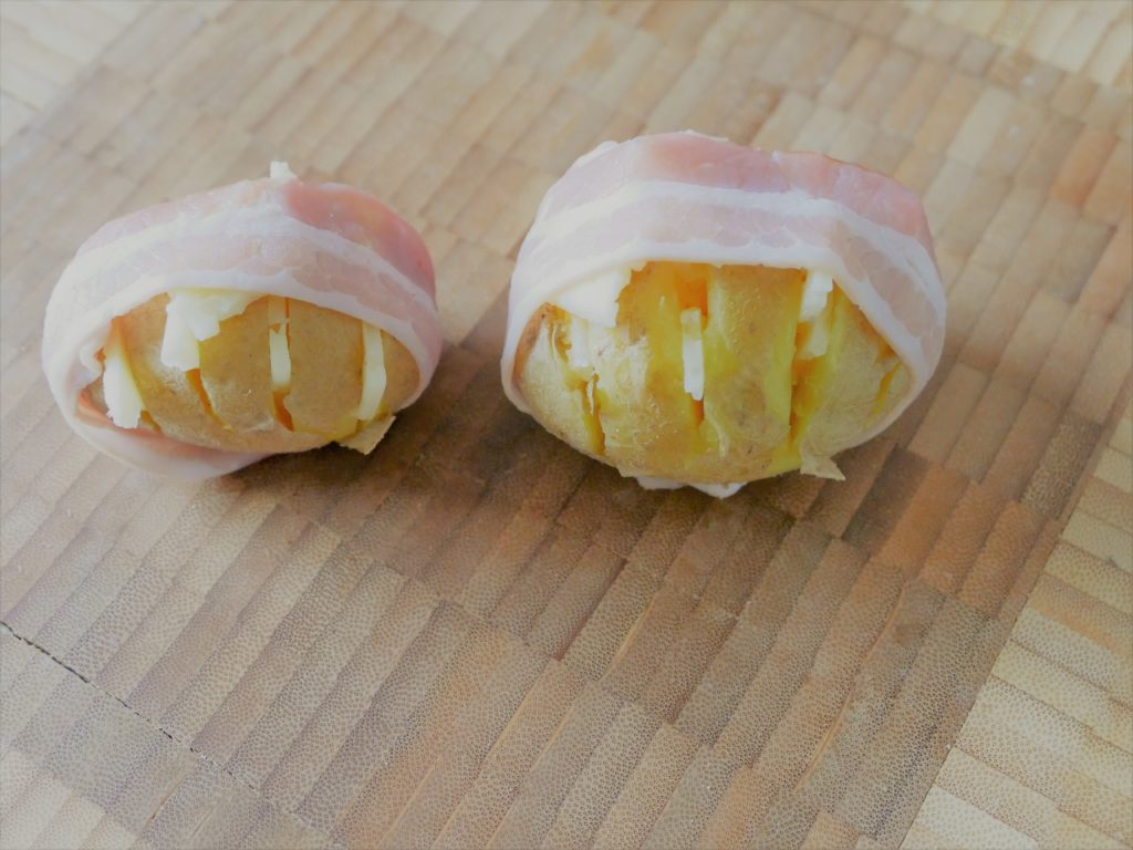 Knusprig, herzhaft: Hasselback-Kartoffeln mit Käse und Speck Rezepte-SilkesWelt.de Hasselback-Kartoffeln sind echte Alleskönner – ob als Beilage, Hauptgericht oder Snack auch für eine Person ideal! Ich zeige dir, wie leicht sie zu machen sind.