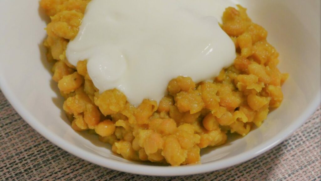 Gebackene weiße Bohnen, eine vegane Proteinquelle, die hervorragend schmeckt  und lange satt macht. Ideal für alle, die sich gesund und bewusst ernähren möchten.