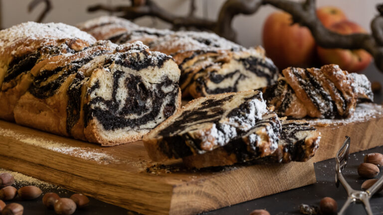 Saftiger Nuss-Hefezopf selbst backen. Ganz einfach.