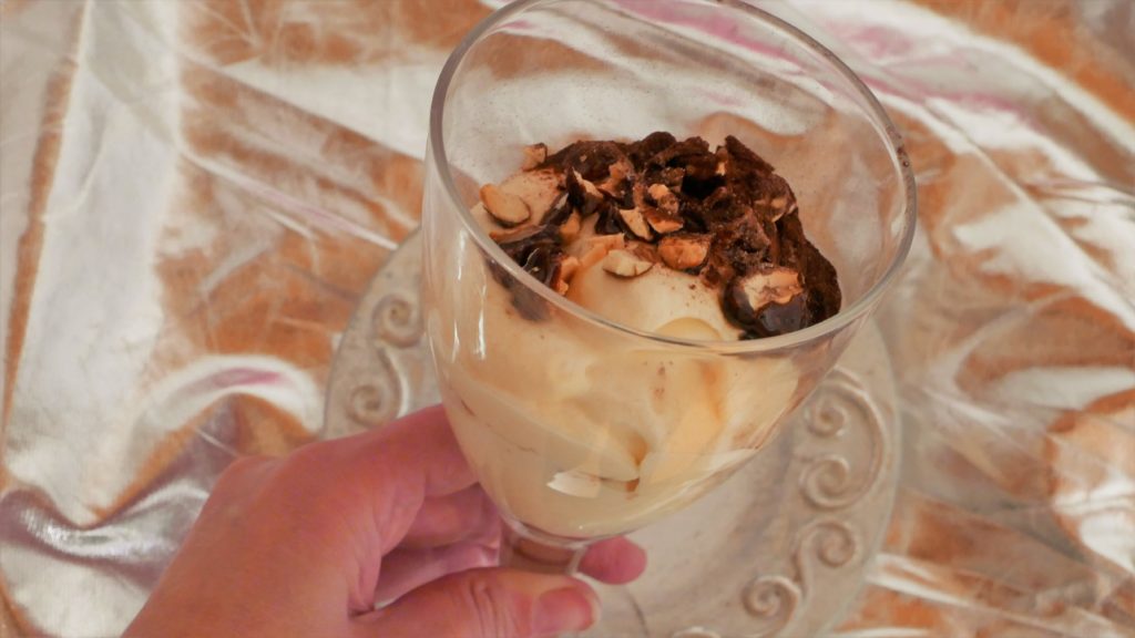Mein weihnachtliches Schichtdessert ist einfach zuzubereiten. Am besten bereitet man es am Tag zuvor zu, damit die Aromen vollständig einziehen können. Im Rezept finden sich noch weitere Ideen, um eine persönliche Note einzubringen.