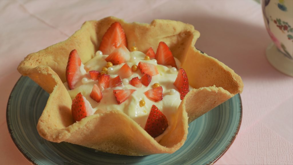 Wellige Dessertschalen aus Mandelmürbeteig backen Rezepte-SilkesWelt.de Dessert mit Zitronensahne und Erdbeeren