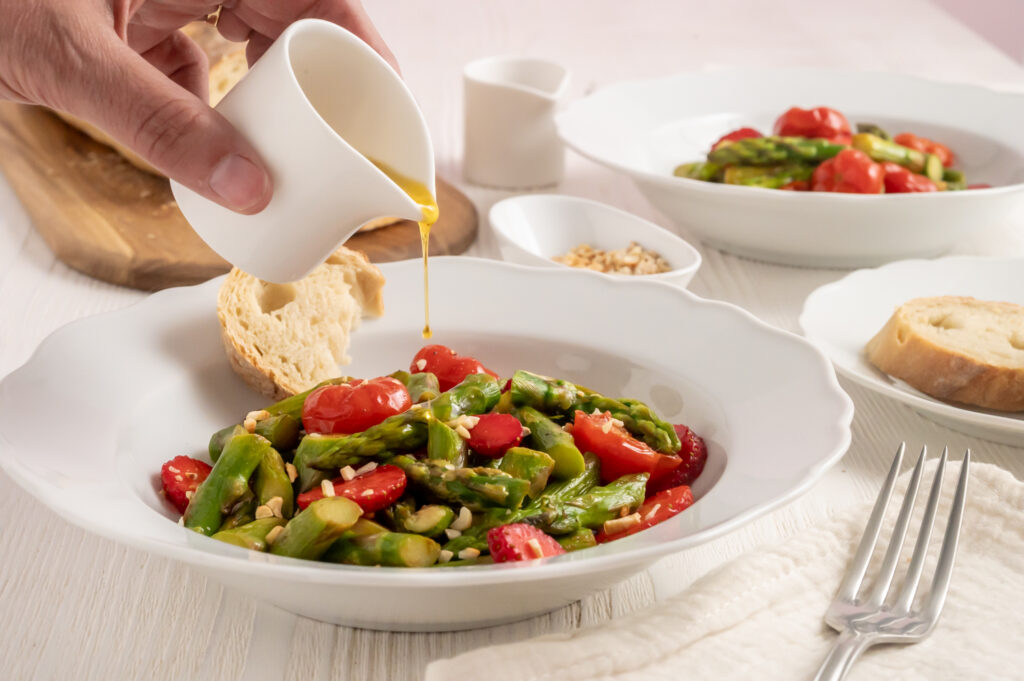 Grüner Spargelsalat mit Erdbeeren und Tomaten Rezepte-SilkesWelt.de Pfannengericht für einen Spargelsalat mit Erdbeeren, Kirschtomaten und einem selbst gemachten Honig-Balsamico-Dressing.