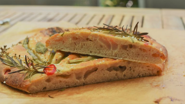 Focaccia Anschnitt von Garden Focaccia aus Sauerteig Rezept zum selber backen