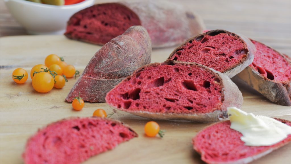 Rotes Brot Baguette vegan ohne Lebensmittelfarbe