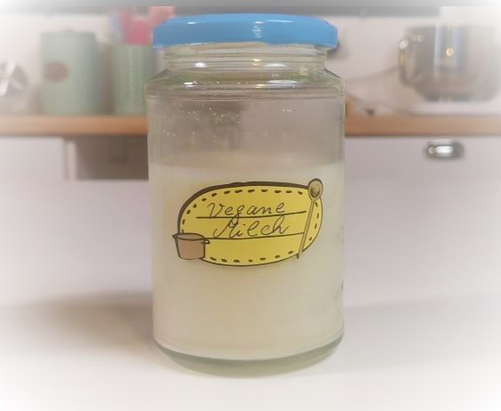Mein Rezept für veganen Milchersatz aus Cashewkernen, schmeckt leicht süßlich und ist in der Herstellung sehr einfach. Ich backe und koche damit gerne.