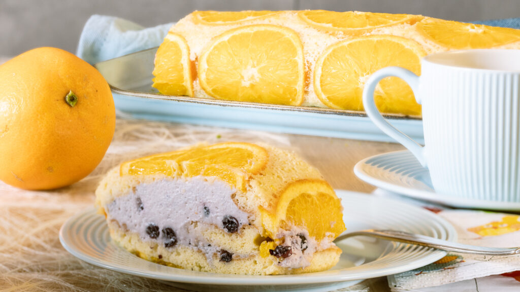 Luftige Orangen-Biskuitrolle - ohne Gelatine Rezepte-SilkesWelt.de Leichte Orangen-Biskuitrolle – Genuss ganz ohne Gelatine. Der herbstliche Orange trifft auf sommerliche Heidelbeer-Joghurt Füllung. Entdecke jetzt mein Rezept