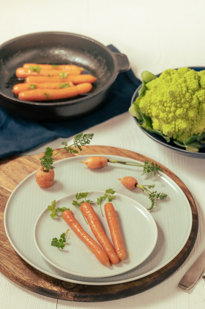 Aus gesunden Karotten richtig leckere glasierte Karotten in der Pfanne zaubern kannst! Entdecke jetzt mein Rezept.