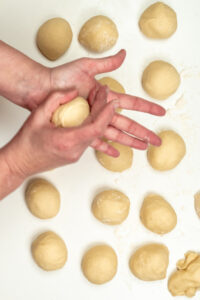 Herstellung Einback, Milchbrötchen formen