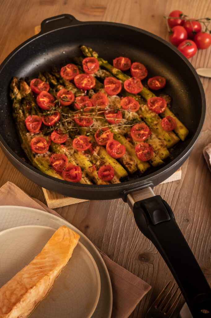 Gebratener grüner Spargel-Parmesan-Tomaten