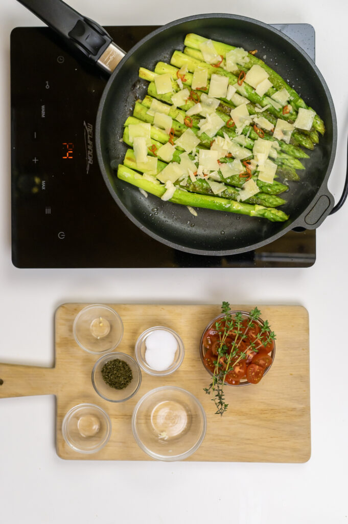 Gebratener grüner Spargel-Parmesan-Tomaten Rezepte-SilkesWelt.de