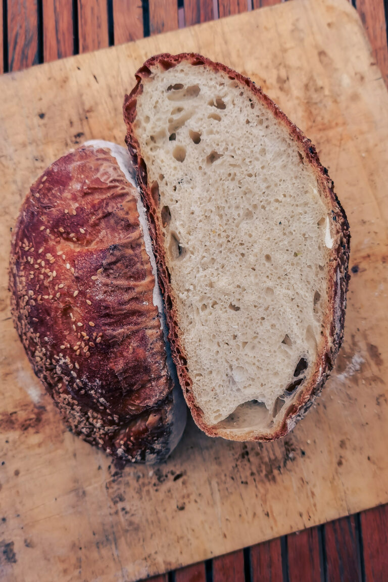 Einfaches Weizenbrot mit Sesamkruste Einfaches Weizenbrot mit Sesamkruste