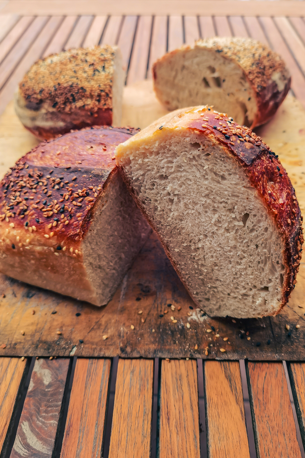 Einfaches Weizenbrot mit Sesamkruste