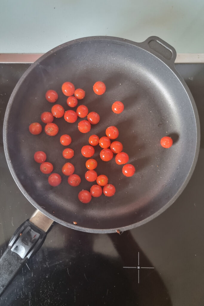 Die Tomaten in der Pfanne kurz schwenken