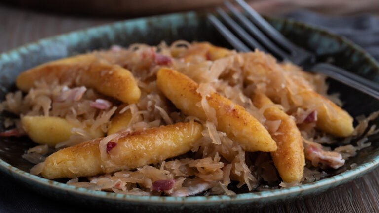 Omas Schupfnudeln mit Sauerkraut und Speck