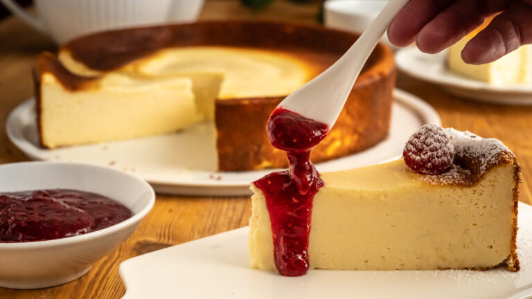 Käsekuchen ohne Boden, glutenfreies Rezept mit Himbeersauce