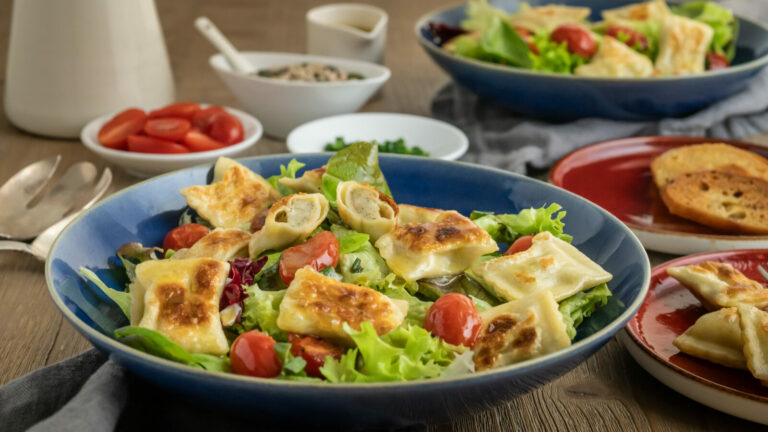 Herrlich frischer Maultaschensalat