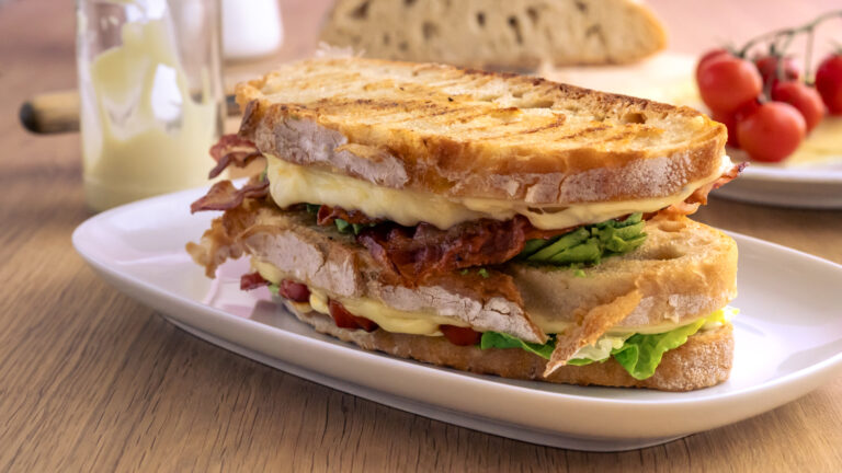 Avocado-Bacon-Käse Sandwich