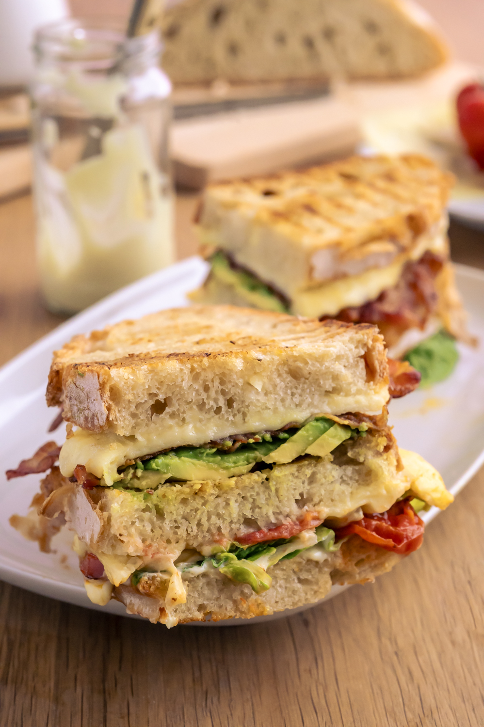 Avocado-Bacon-Käse Sandwich