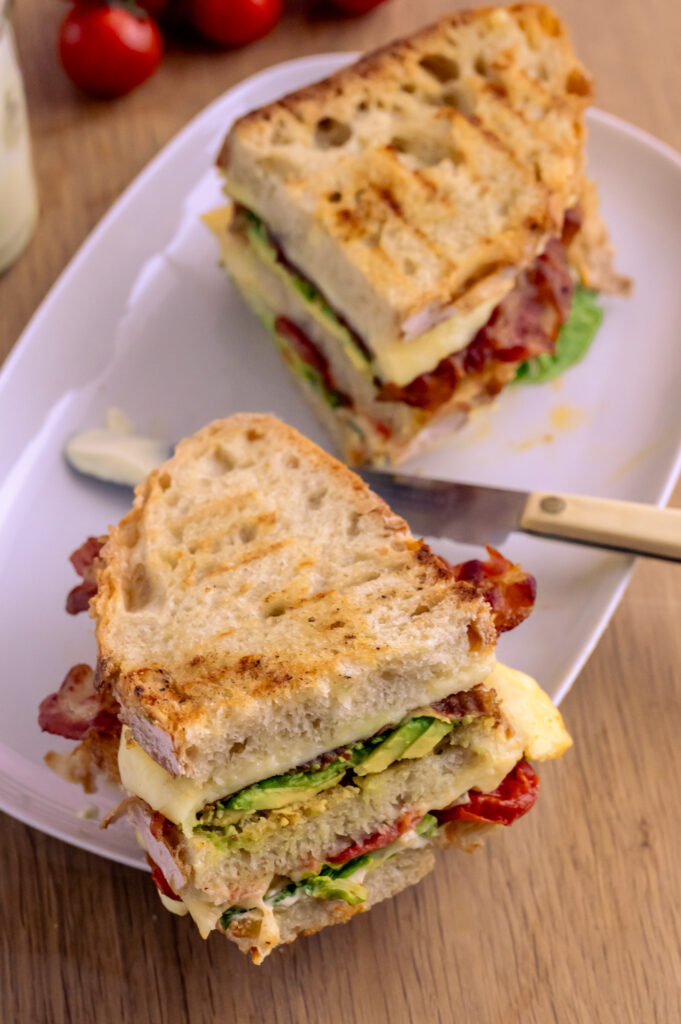 Ein Avocado-Bacon-Käse Sandwich für zwei Personen