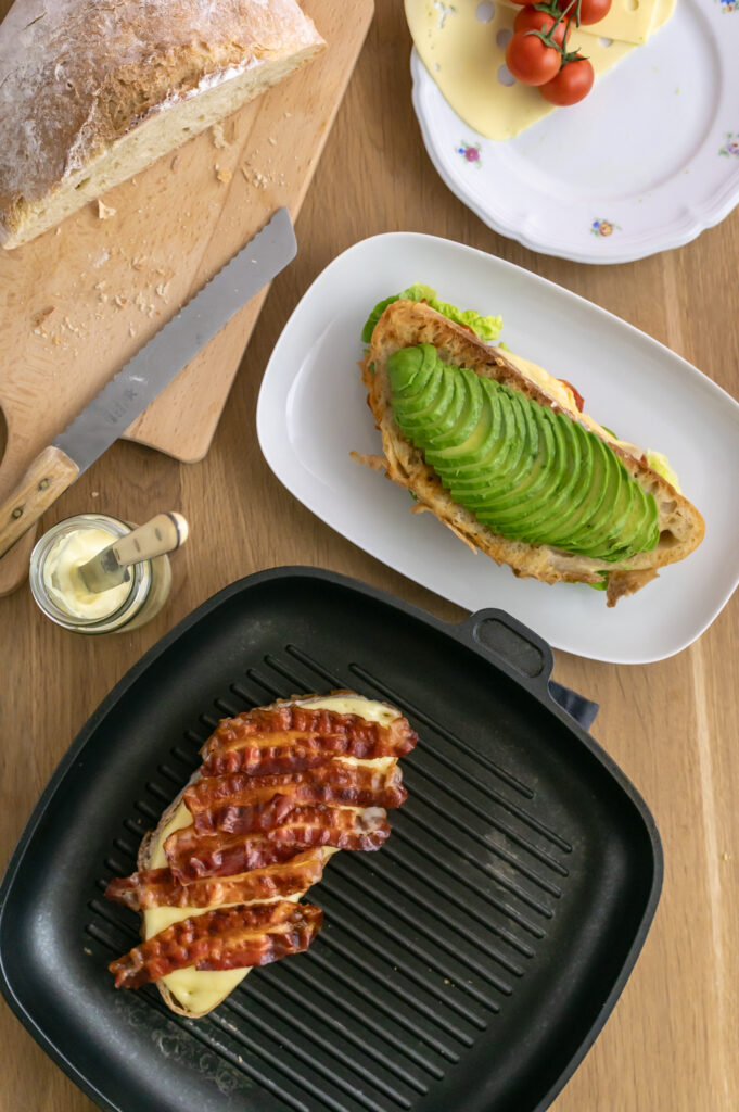 Avocado-Bacon-Käse Sandwich mit einer ganzen halben Avocado