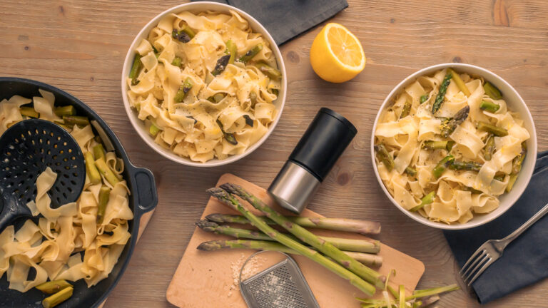 Vegetarischen Rezept für Pasta Alfredo mit grünem Spargel selber machen
