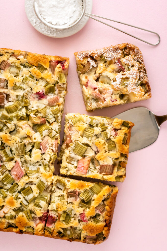 Rhabarber Blechkuchen - mit weißer Schokolade. Lecker wie ein heller Brownie.