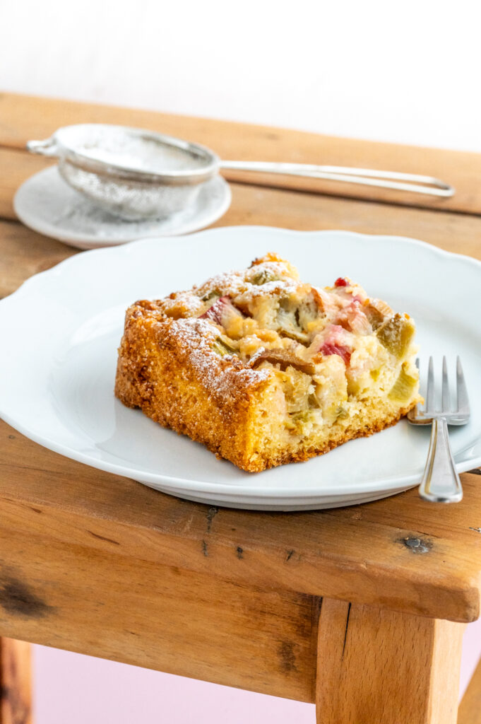 Rhabarber Blechkuchen - mit weißer Schokolade. Süß saurer Rhabarber umgeben vom fluffigen Rührteig. 
