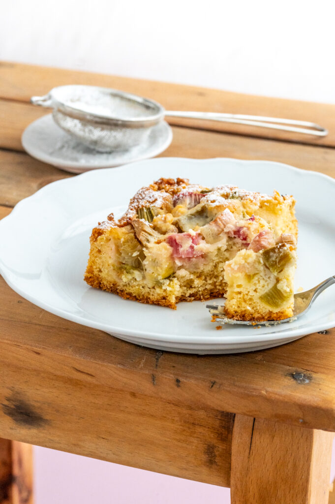 Rhabarber Blechkuchen - mit weißer Schokolade. Lecker wie ein heller Brownie mit Rhabarber.